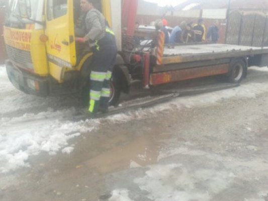 O maşină de tractări s-a scufundat pe o stradă din Palazu Mare